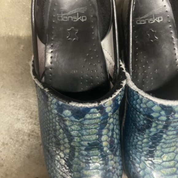 Dansko Size 40 Professional Slip On Clogs Blue/Green Reptile Animal Print - Picture 3 of 7